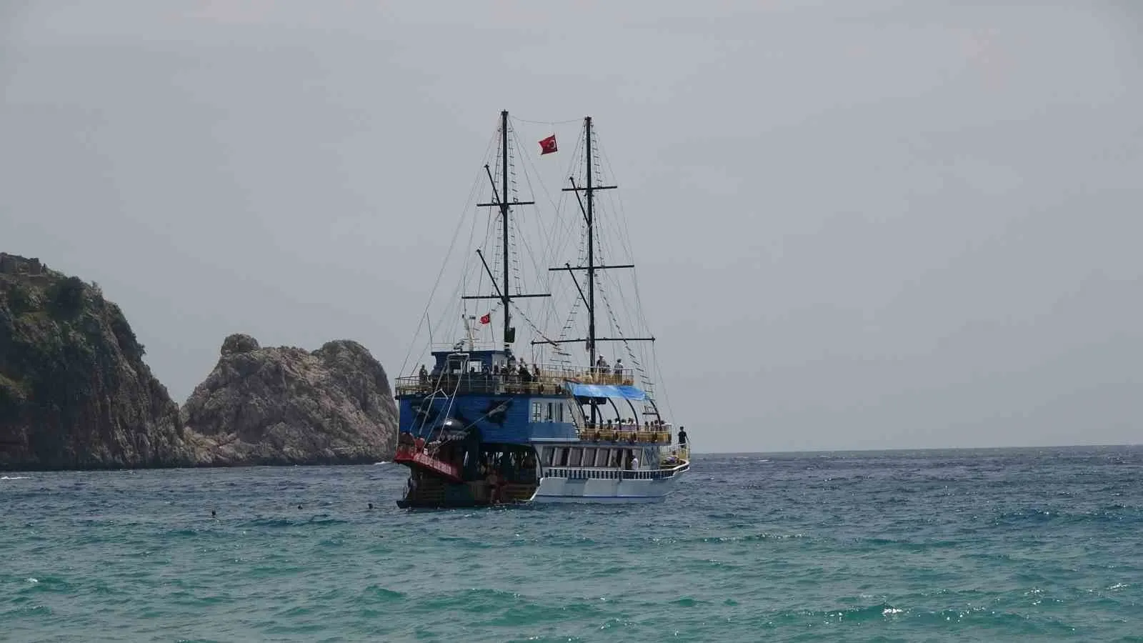 ANTALYA’NIN ALANYA İLÇESİNDE ETKİSİNİ GÖSTEREN YAZ HAVASI, SAHİLLERİ HAREKETLENDİRDİ. YERLİ VE YABANCI TURİSTLER GÜNEŞLİ HAVAYI FIRSAT BİLEREK PLAJLARA AKIN ETTİ.