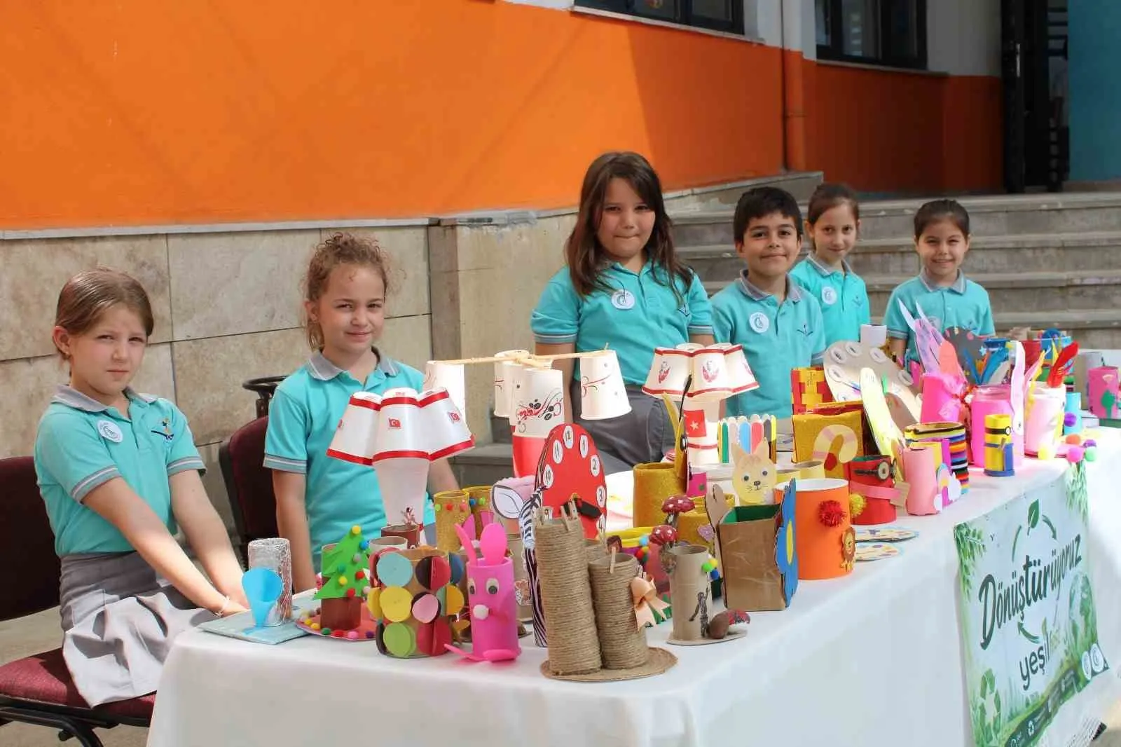 ÖDEMİŞ 100. YIL İLKOKULUNDA DÜZENLENEN 'YEŞİLFEST SAĞLIKLI YAŞAM FESTİVALİ' İLE YÜZLERCE ÖĞRENCİ VE VELİ, SPOR AKTİVİTELERİ VE EĞİTİCİ ETKİNLİKLERLE SAĞLIKLI YAŞAMIN KAPILARINI ARALADI.