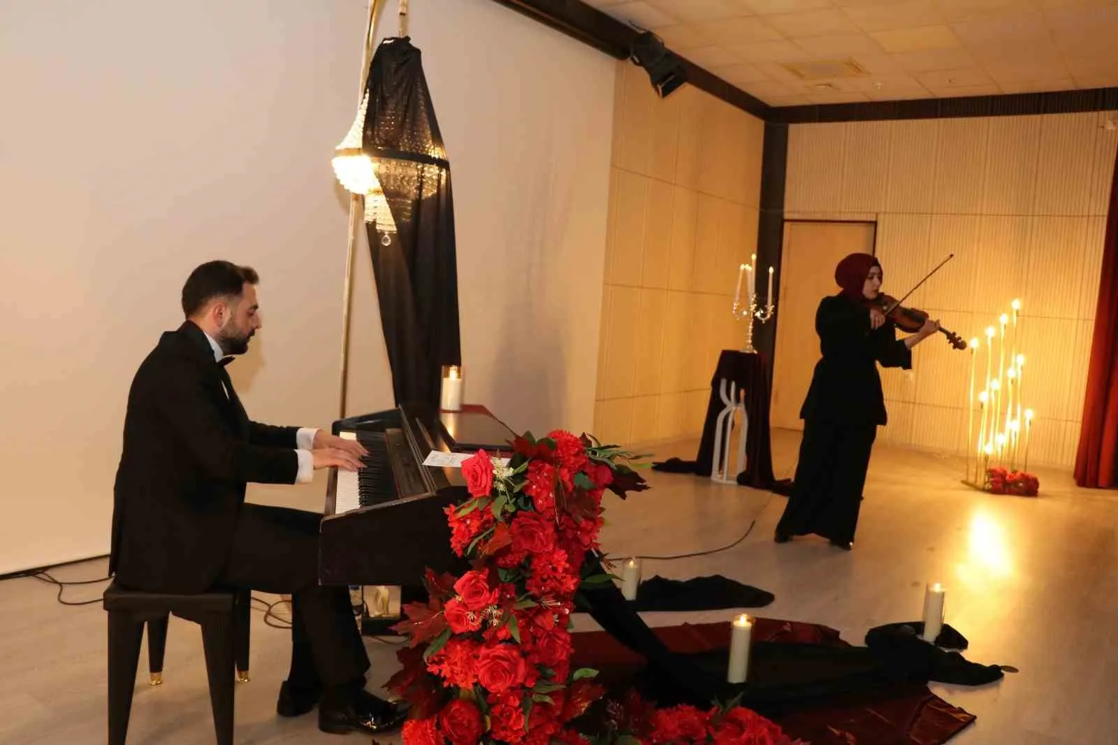 ERZURUM’UN OLTU İLÇESİNDE DÜZENLENEN PİYANO RESİTALİ, SANATSEVERLERE UNUTULMAZ BİR GECE YAŞATTI.