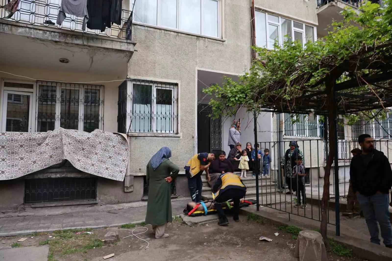 NEVŞEHİR'DE BALKONDA OYNAYAN İKİ KARDEŞ PEŞ PEŞE BALKONDAN DÜŞEREK YARALANDI.