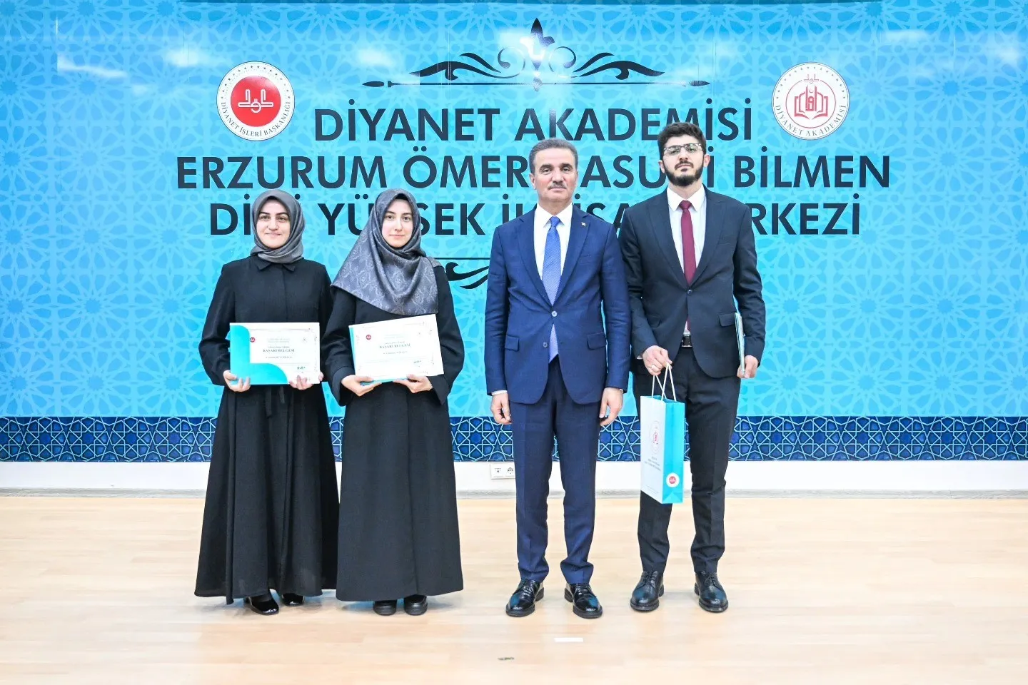 ERZURUM ÖMER NASUHİ BİLMEN DİNİ YÜKSEK İHTİSAS MERKEZİ'NDE DÜZENLENEN MEZUNİYET PROGRAMI, PROTOKOL ÜYELERİ VE KURSİYERLERİN YOĞUN KATILIMIYLA GERÇEKLEŞTİRİLDİ.