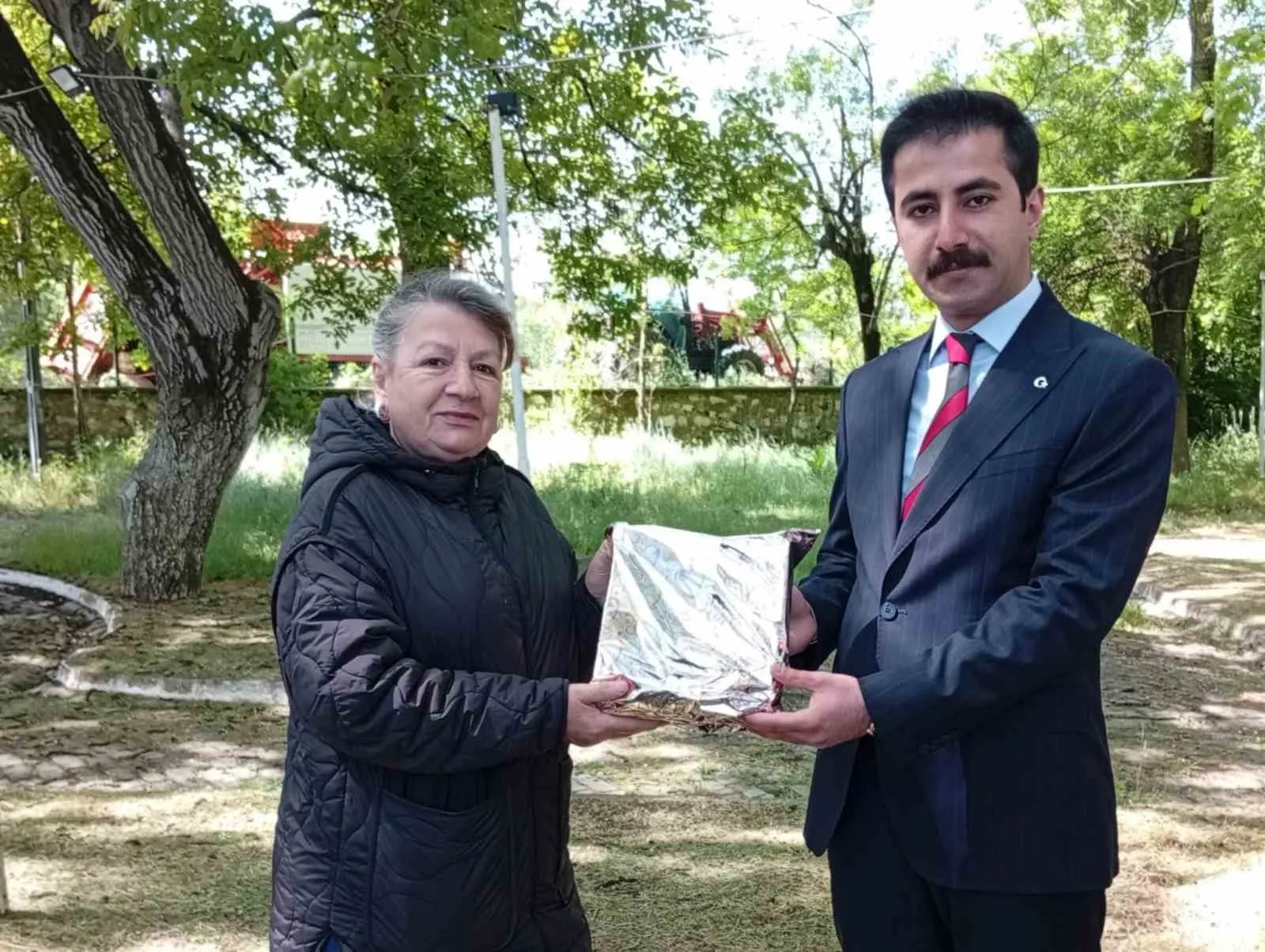 KAYMAKAM REFİKİ REMZİ KARABULUT, KADIN ÇİFTÇİYE HEDİYE VERDİ.