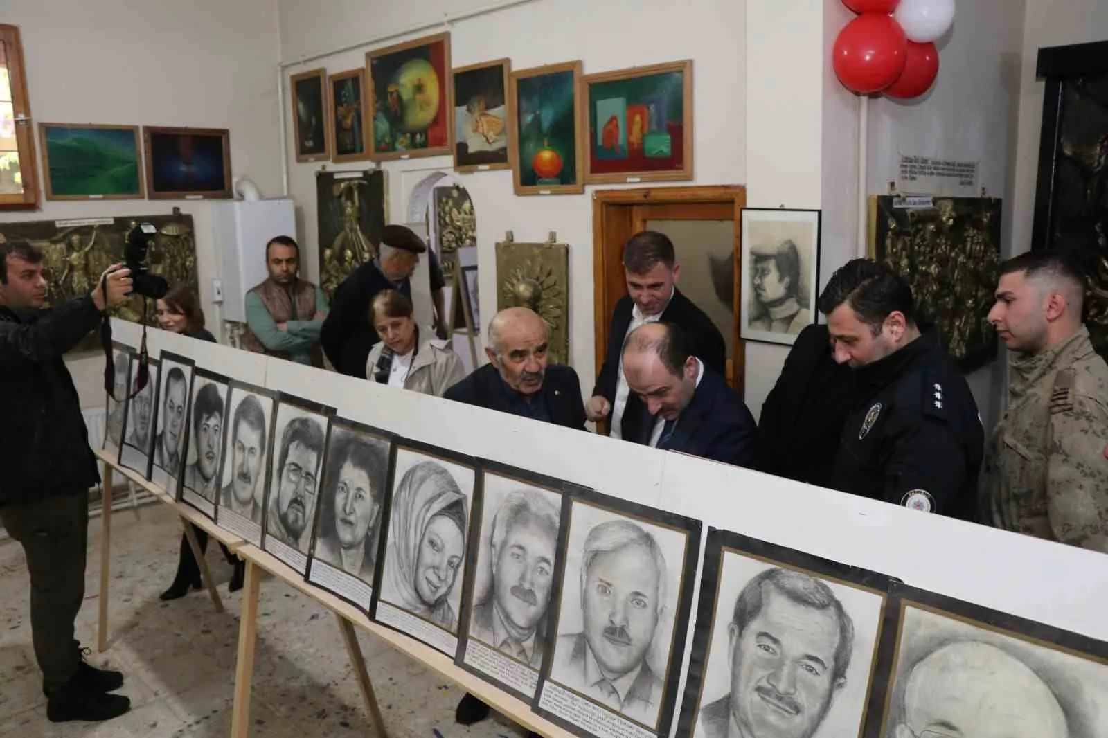 OLTULU EMEKLİ RESİM ÖĞRETMENİ NEŞAT DEMİRCAN TARAFINDAN HAZIRLANAN SOSYAL İÇERİKLİ RÖLYEF, HEYKEL VE KARAKALEM ÇALIŞMALARINDAN OLUŞAN SERGİ SANATSEVERLERLE BULUŞTU.