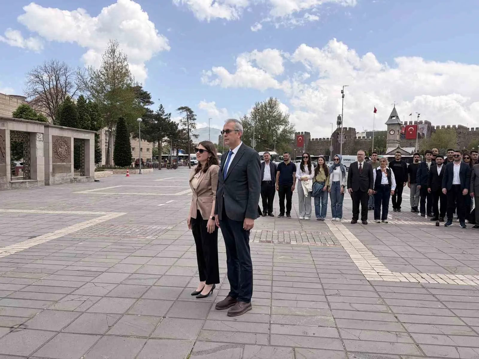 ERCİYES ÜNİVERSİTESİ (ERÜ) ECZACILIK FAKÜLTESİ DEKANI PROF. DR. ORHAN PÜSKÜLLÜ, ECZACILARIN İLACIN GÜVENLİ, ETKİLİ VE BİLİNÇLİ KULLANIMINDA SAĞLIK SİSTEMİNİN VAZGEÇİLMEZ BİR PARÇASI OLDUĞUNU KAYDETTİ.