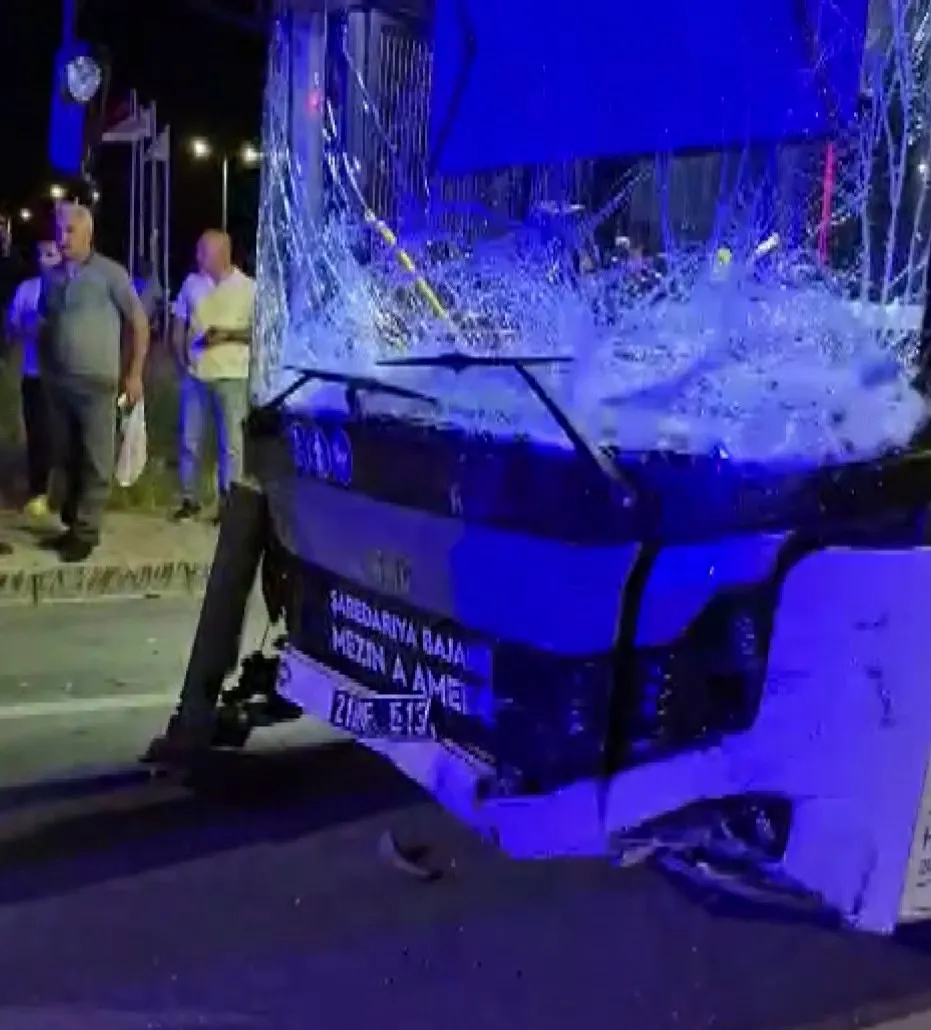 Diyarbakır'da feci kaza Belediye otobüsü otomobille çarpıştı