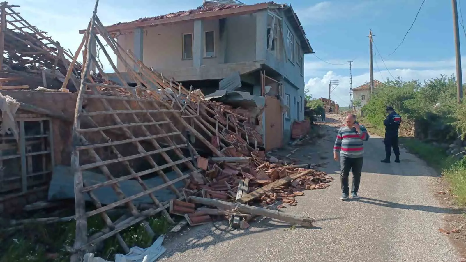 ÇORUM'UN SUNGURLU İLÇESİNDE MEYDANA GELEN HORTUM SEBEBİYLE SAVAŞ ALANINA DÖNEN KÖYDEKİ ÇOK SAYIDA EVİN ÇATISI VE DUVARLARI HASAR GÖRDÜ.