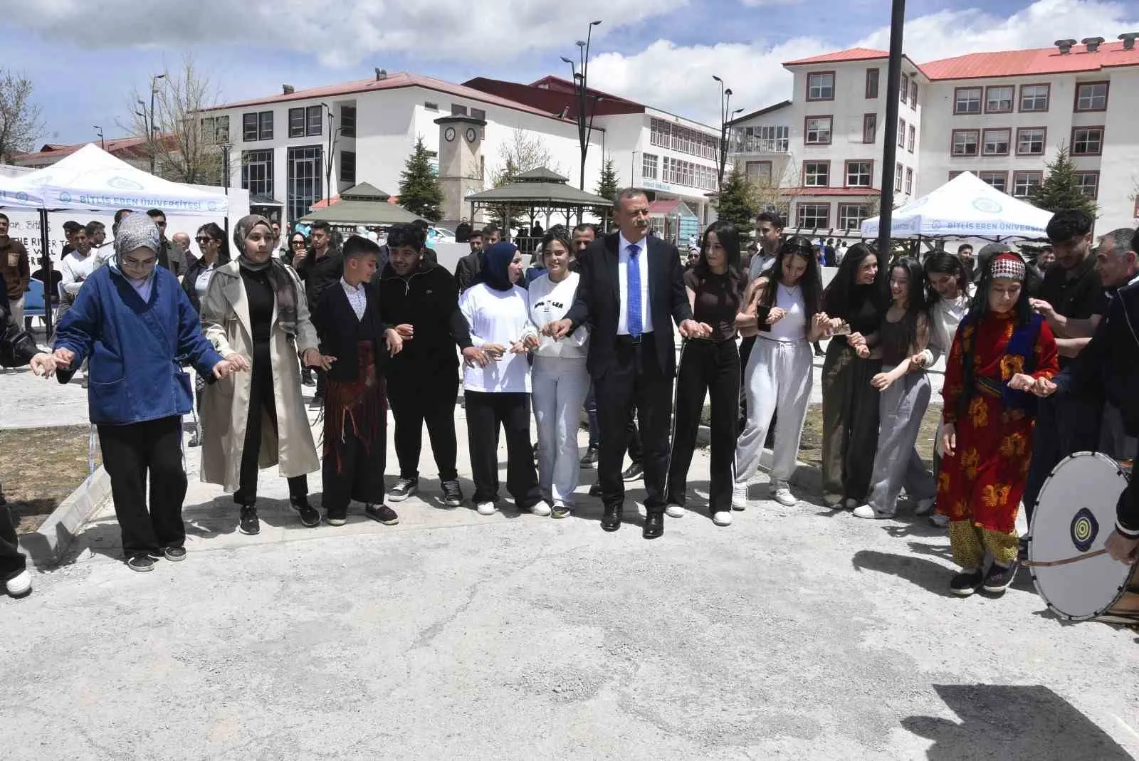 BİTLİS EREN ÜNİVERSİTESİ TARAFINDAN DÜZENLENEN SPOR VE KÜLTÜR ŞÖLENİ RENKLİ GÖRÜNTÜLERE SAHNE OLDU.