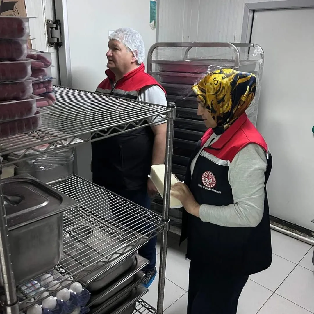 BURDUR İL TARIM VE ORMAN MÜDÜRLÜĞÜ EKİPLERİ TARAFINDAN GIDA GÜVENİLİRLİĞİ KAPSAMINDA OKUL KANTİNİ VE YEMEKHANELERİNE YÖNELİK DENETİM GERÇEKLEŞTİRİLDİ.