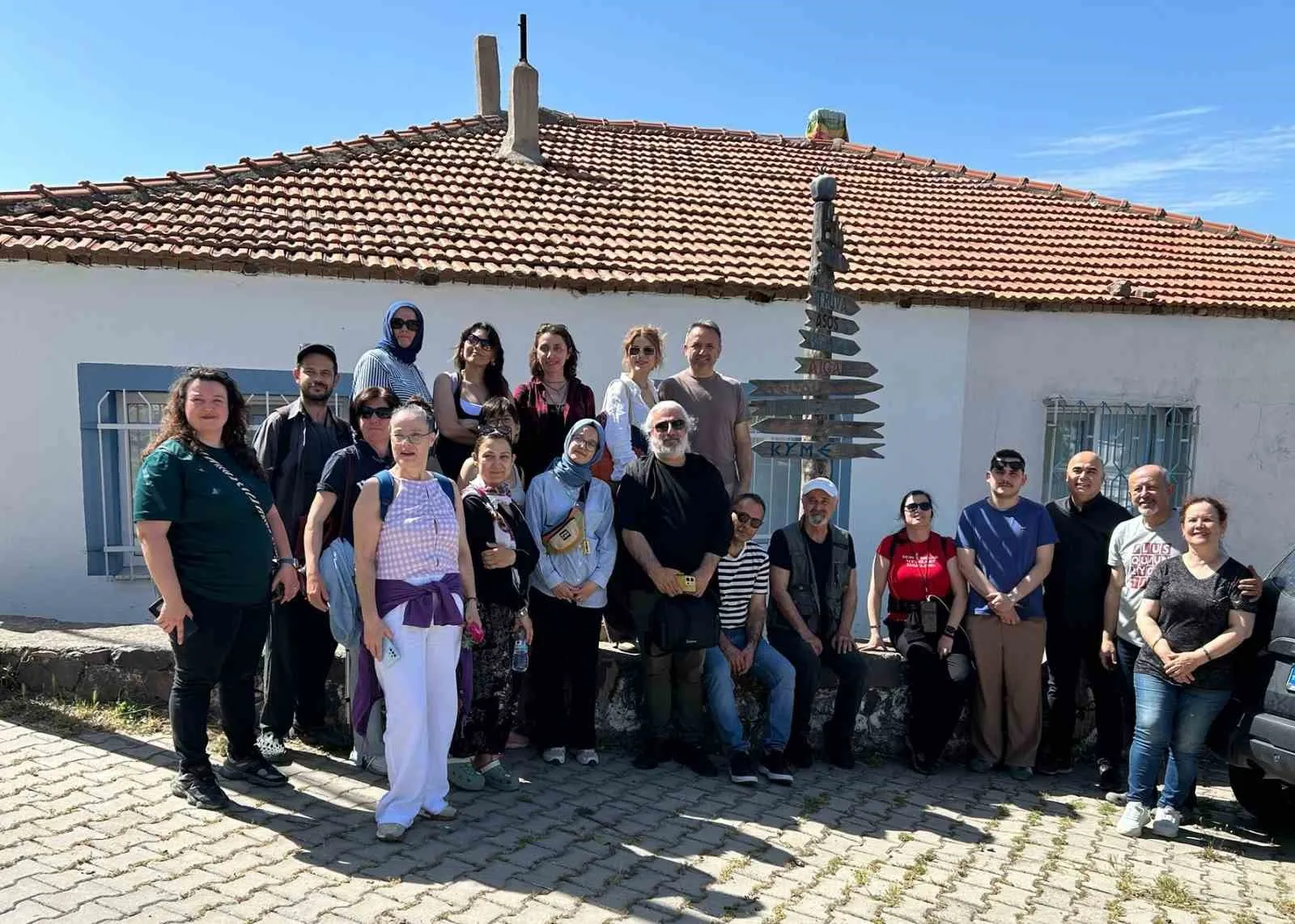 TÜRK VE İSLAM SANATLARI ANA BİLİM DALI’NDAN DOÇ. DR. HASAN UÇAR VE DR. ÖĞR. ÜYESİ ERTAN DAŞ’IN KATILIMIYLA DÜZENLENEN PROGRAM KAPSAMINDA ÖĞRENCİLER, ALİAĞA’NIN FARKLI MAHALLELERİNDE YER ALAN KÜLTÜREL MİRAS UNSURLARINI YERİNDE İNCELEME FIRSATI BULDU.