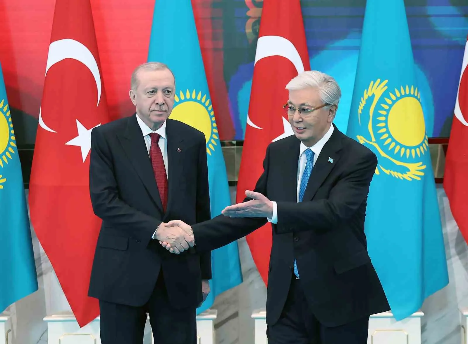 CUMHURBAŞKANI ERDOĞAN, KAZAKİSTAN CUMHURBAŞKANI TOKAYEV’LE GÖRÜŞTÜ