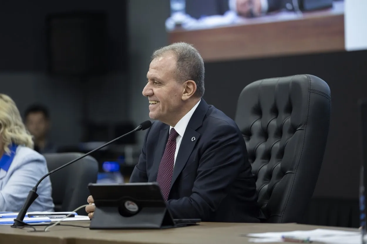 MESKİ GENEL KURULU’NDA KONUŞAN MERSİN BÜYÜKŞEHİR BELEDİYE BAŞKANI VAHAP SEÇER, KURUMUN YAKLAŞIK 4 MİLYAR TL BORCU BULUNDUĞUNU ANCAK MALİ YAPIDA İYİLEŞME SAĞLANDIĞINI BELİRTEREK, "MESKİ MALİ DİSİPLİNİ SAĞLAMA YOLUNDA ÇOK ÖNEMLİ AŞAMALAR KAYDETTİ" DEDİ.
