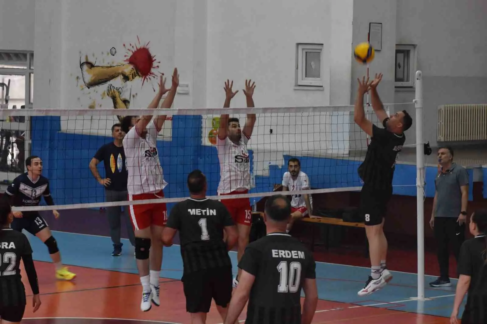 ANTALYA’DA KAMU KURUMLARINI BİR ARAYA GETİREN “SAĞLIK İÇİN FİLEDE BULUŞALIM” VOLEYBOL TURNUVASI BAŞLADI. 30 TAKIMIN MÜCADELE EDECEĞİ ORGANİZASYON, SAĞLIKLI YAŞAM BİLİNCİNİ ARTIRMAYI VE KURUMLAR ARASI DAYANIŞMAYI GÜÇLENDİRMEYİ HEDEFLİYOR.