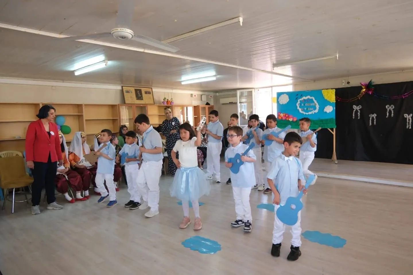 MANİSA’NIN SARIGÖL İLÇESİNDE, 10-16 MAYIS ENGELLİLER HAFTASI KAPSAMINDA ANLAMLI BİR PROGRAM DÜZENLENDİ. SARIGÖL ATATÜRK ORTAOKULU EV SAHİPLİĞİNDE GERÇEKLEŞTİRİLEN KUTLAMA PROGRAMI, KATILIMCILARDAN TAM NOT ALDI.