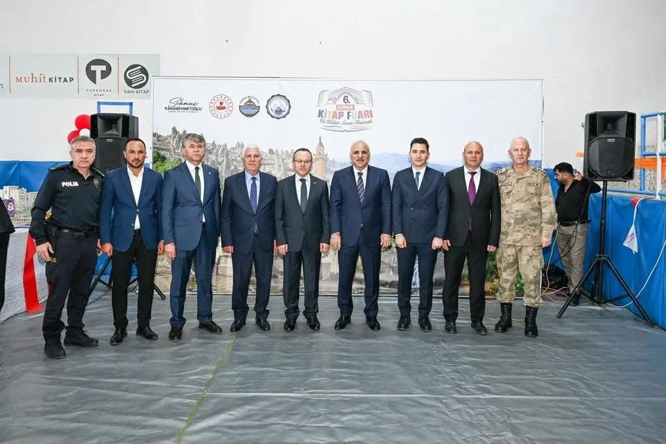 DİYARBAKIR VALİSİ MURAT ZORLUOĞLU, BERABERİNDEKİ HEYETLE ÇERMİK 6. KİTAP FUARI KÜLTÜR VE SANAT FESTİVALİNİ ZİYARET ETTİ .