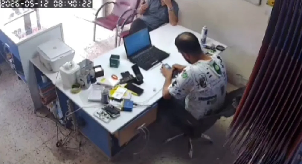ADANA'DA BİR TEKNİK SERVİSTE TAMİR EDİLEN CEP TELEFONU, BATARYASININ ALEV ALMASI SONUCU PATLADI