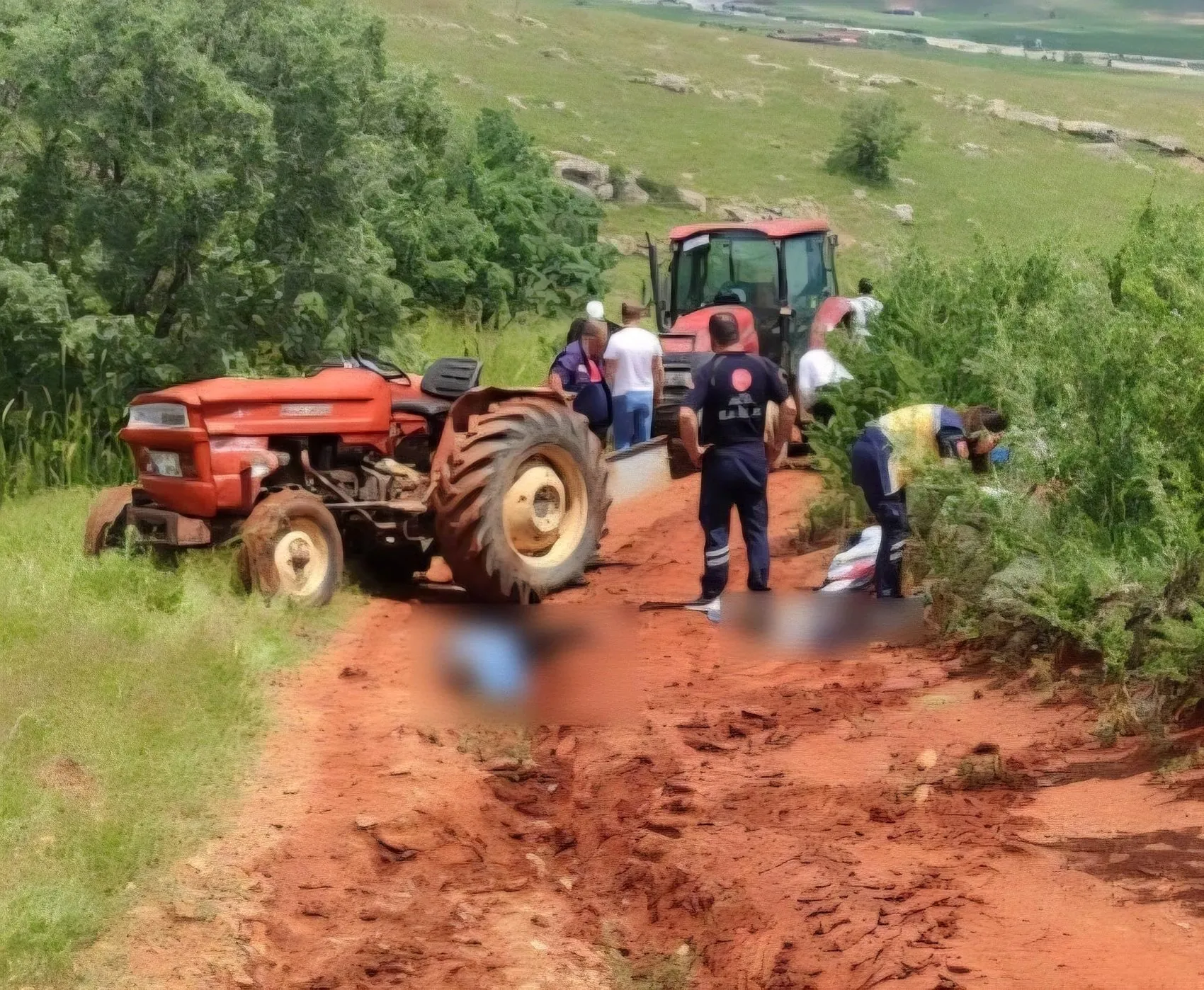 Afyonkarahisar’da tarla yolunda traktör devrildi İki can kaybı