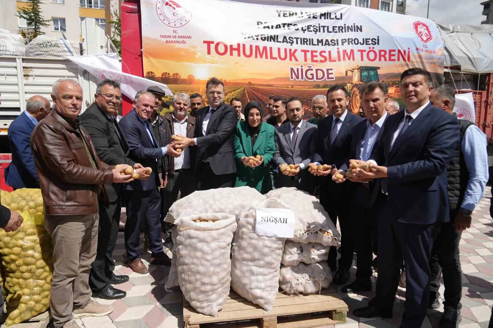 NİĞDE’DE 60 TON PATATES TOHUMU ÜRETİCİLERE DAĞITILDI