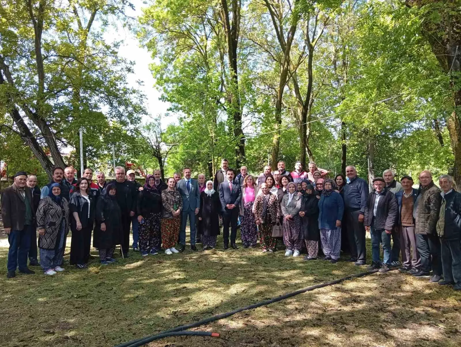 PINARHİSAR KAYMAKAMI ENVER ÖZDERİN, BERABERİNDE KAYMAKAM REFİKİ REMZİ KARABULUT, İLÇE TARIM VE ORMAN MÜDÜRÜ SAYIN İBRAHİM YILMAZ VE İLÇE TARIM VE ORMAN MÜDÜRLÜĞÜ PERSONELLERİ İLE BİRLİKTE 14 MAYIS DÜNYA ÇİFTÇİLER GÜNÜ MÜNASEBETİYLE POYRALI KÖYÜNDE DÜZENLENEN KAHVALTI PROGRAMINDA ÇİFTÇİYLE BİR ARAYA GELDİ.