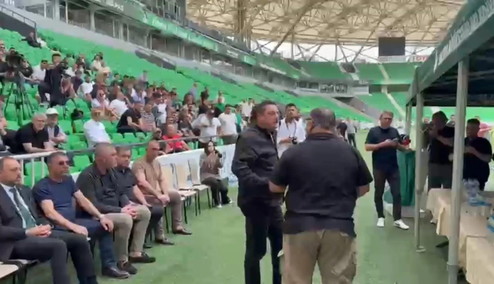 Sakaryaspor kongresinde gerginlik çıktı seçim ertelendi