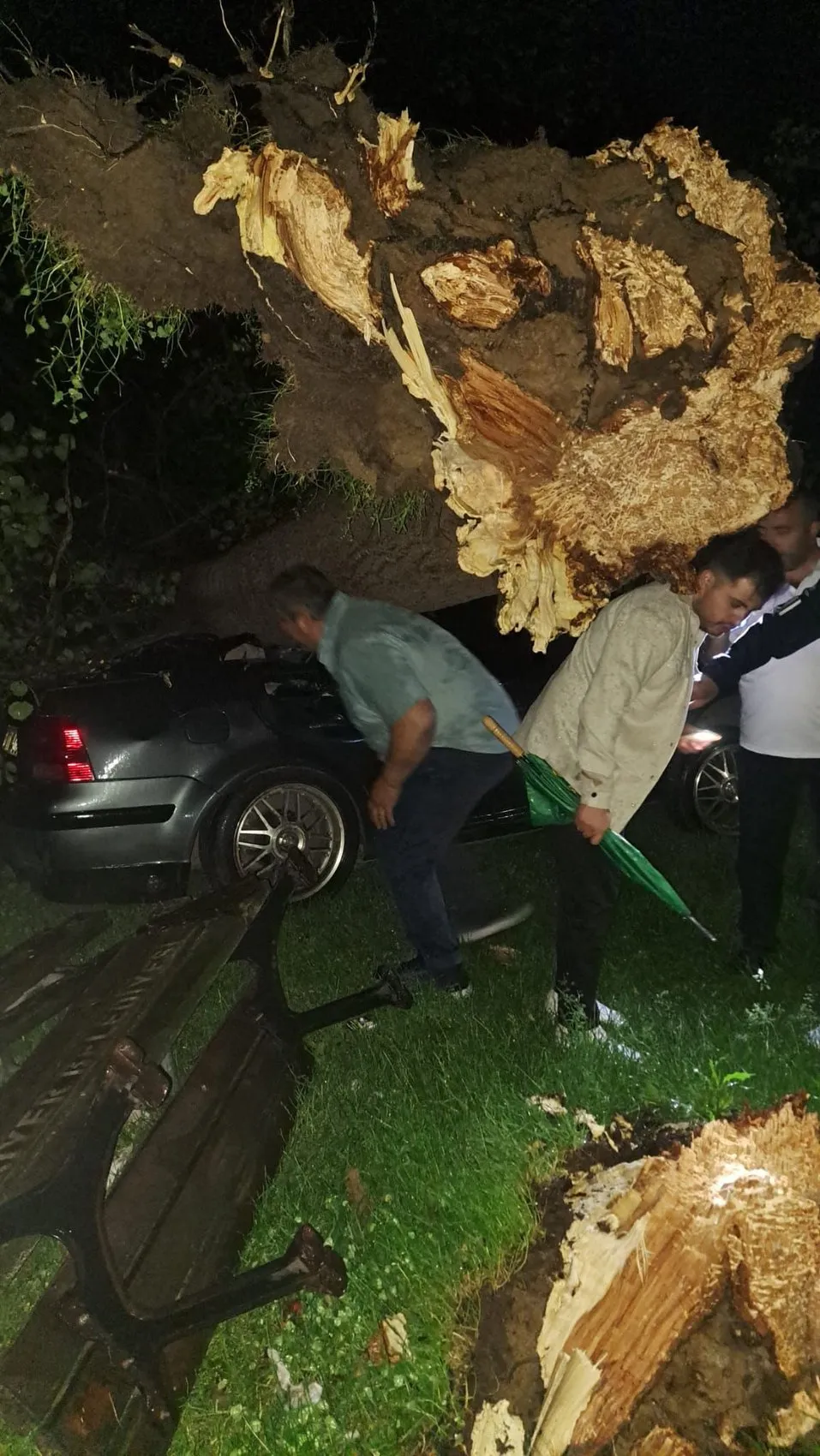 Bartın'da fırtına araçları hurdaya çevirdi