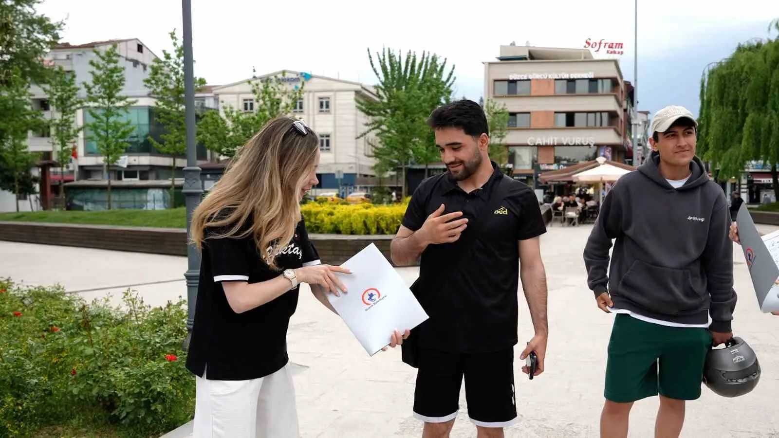 MİLLET BAHÇESİ VE ANITPARK MEYDANI’NDA GERÇEKLEŞTİRİLEN ETKİNLİKLERDE VATANDAŞLARIN ENGELLİ BİREYLERİN GÜNLÜK YAŞAMDA KARŞILAŞTIĞI ZORLUKLARI DAHA YAKINDAN HİSSETMELERİ AMAÇLANDI.
