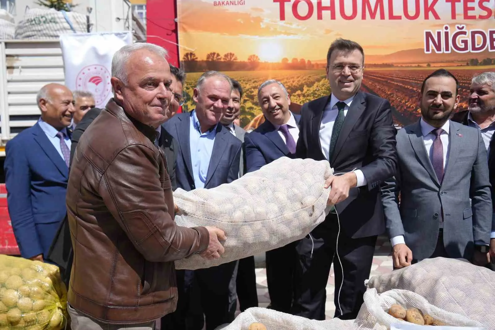 NİĞDE’DE 60 TON PATATES TOHUMU ÜRETİCİLERE DAĞITILDI