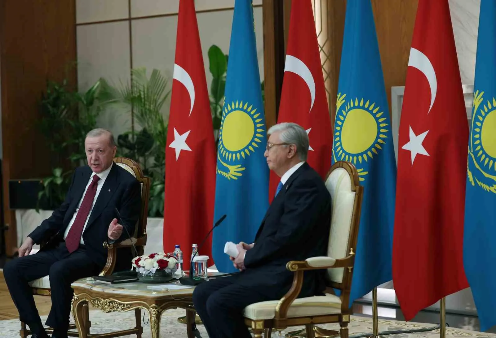 CUMHURBAŞKANI ERDOĞAN, KAZAKİSTAN CUMHURBAŞKANI TOKAYEV’LE GÖRÜŞTÜ