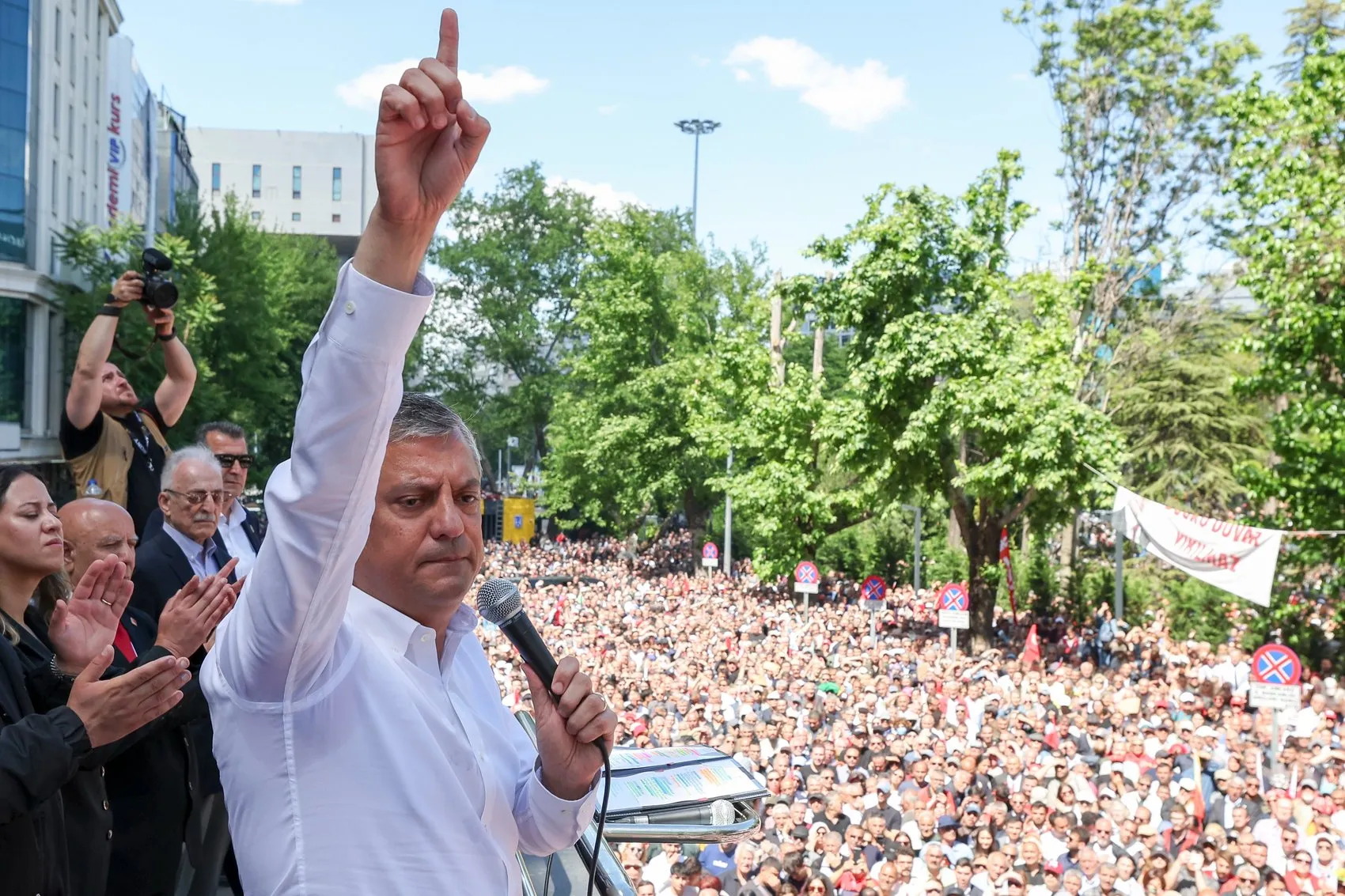 Özgür Özel'den parti yönetimine erken kurultay çağrısı