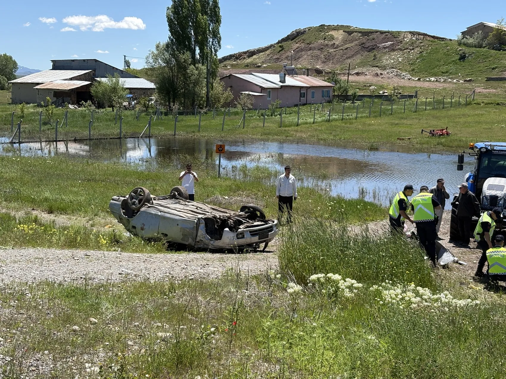Sivas yolunda otomobil takla attı 4 kişi hastanelik oldu