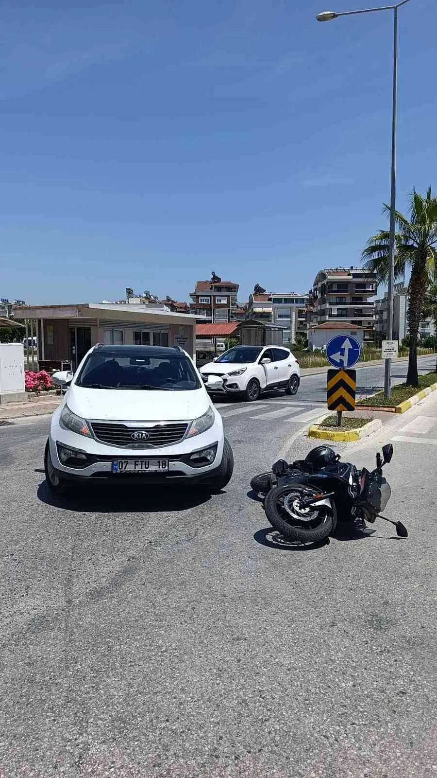 MANAVGAT İLÇESİNDE OTOMOBİLİN HAFİF ŞEKİLDE ÇARPTIĞI MOTOSİKLETİN DEVRİLMESİ SONUCU 1 KİŞİ YARALANDI
