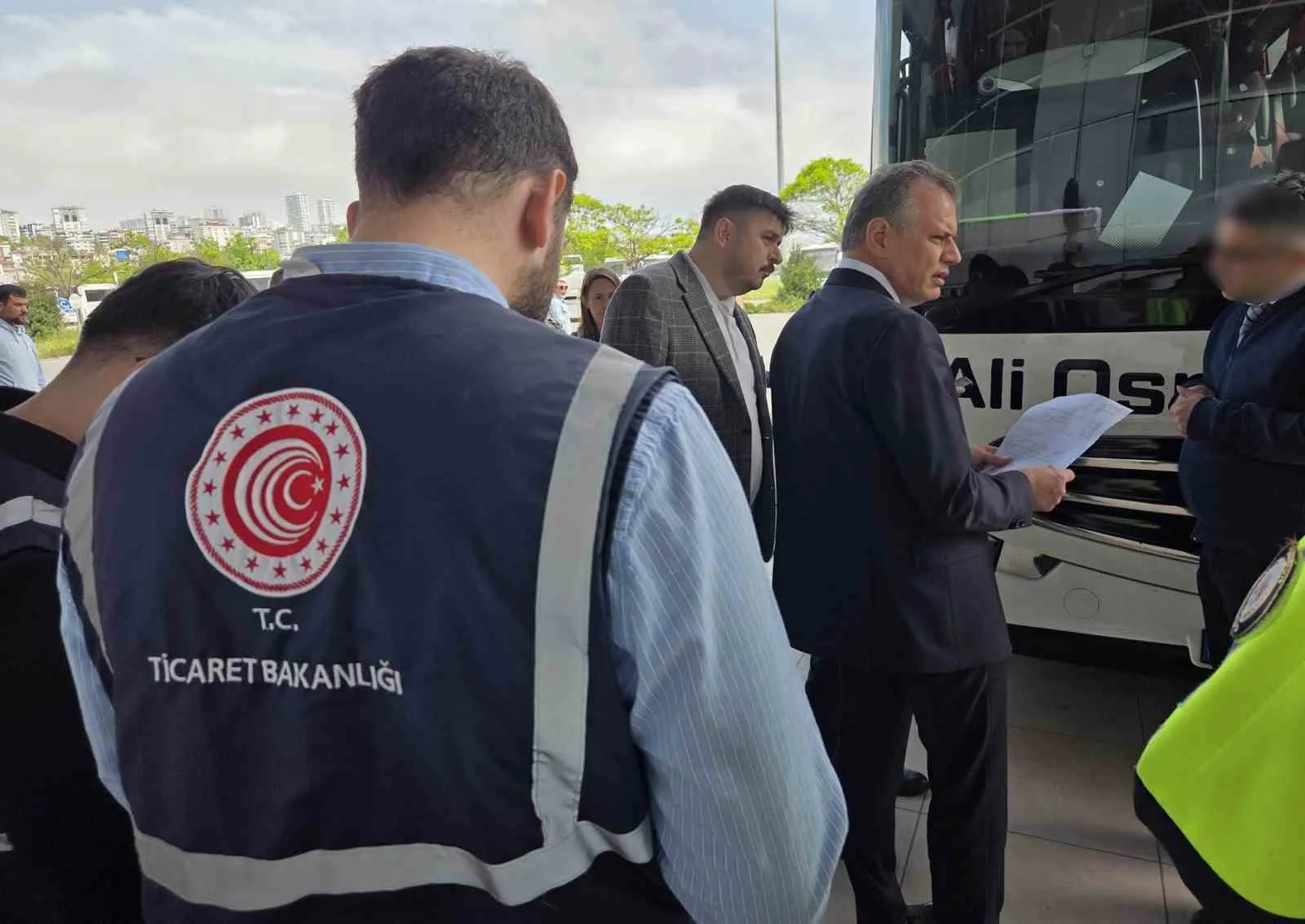 SAMSUN'DA YAKLAŞAN KURBAN BAYRAMI ÖNCESİNDE TİCARET İL MÜDÜRLÜĞÜ YETKİLİLERİNCE OTOBÜS FİRMALARININ ÜCRET TARİFESİ DENETLENDİ.