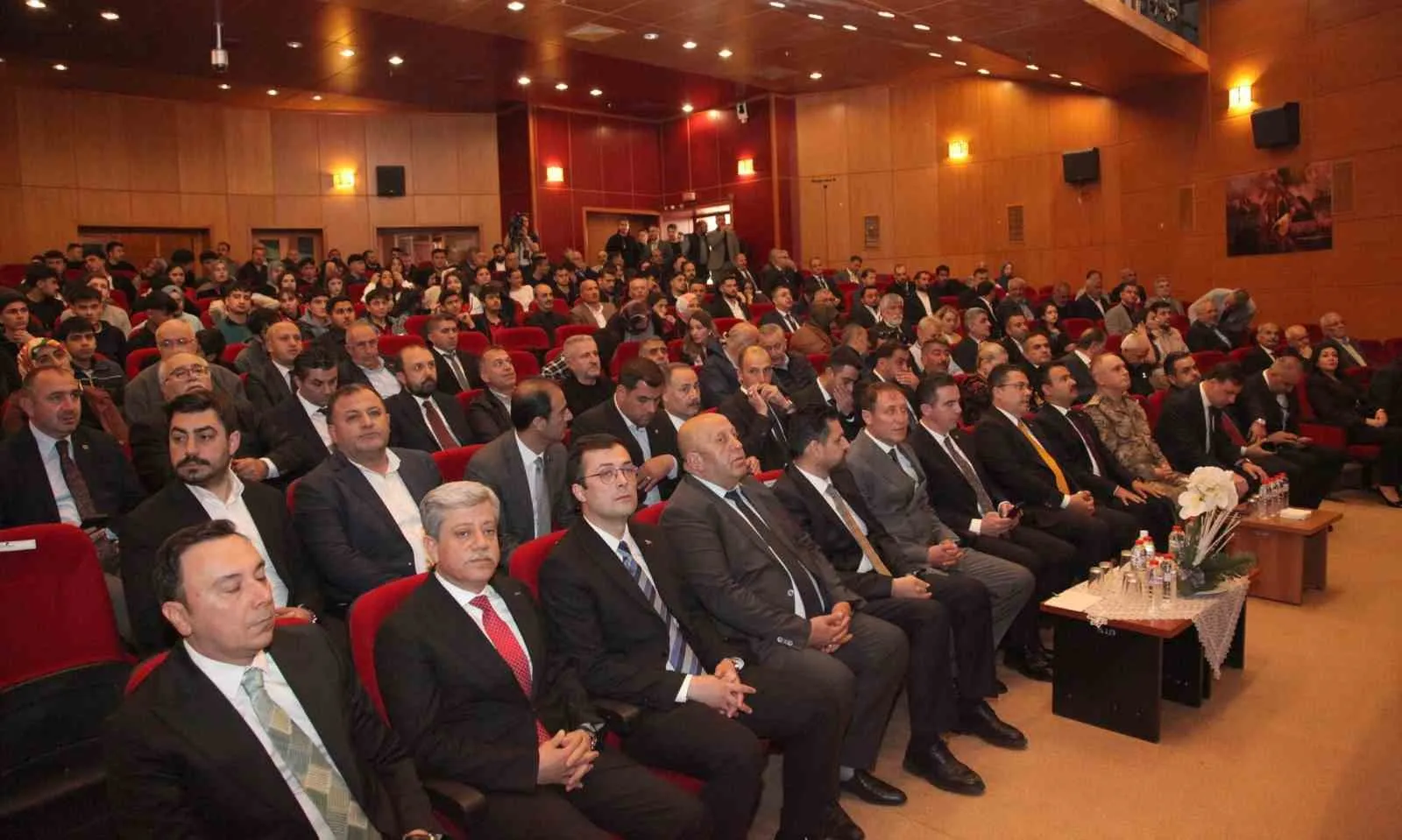 BİTLİS’İN AHLAT İLÇESİNDE “KAPI, FETİH VE KÖK: HAFIZA MEKANLARI" SEMPOZYUMU DÜZENLENDİ.