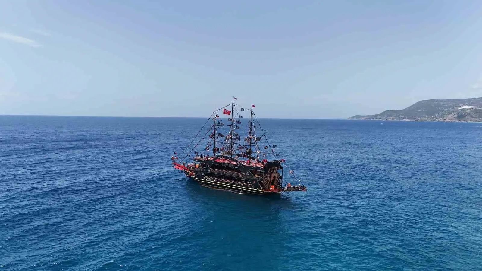 ANTALYA’NIN ALANYA İLÇESİNDE ETKİSİNİ GÖSTEREN YAZ HAVASI, SAHİLLERİ HAREKETLENDİRDİ. YERLİ VE YABANCI TURİSTLER GÜNEŞLİ HAVAYI FIRSAT BİLEREK PLAJLARA AKIN ETTİ.