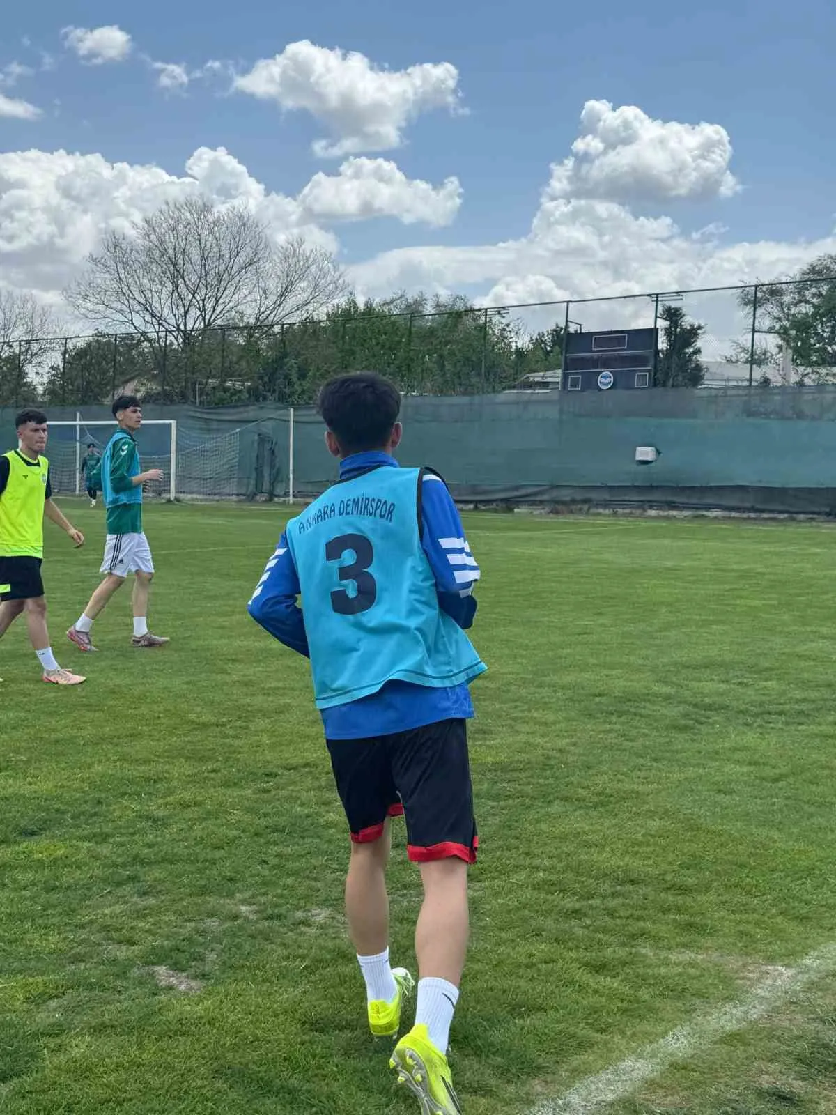 ANKARA DEMİRSPOR’UN 9-13 MAYIS TARİHLERİ ARASINDA YAPILAN ALTYAPI SEÇMELERİNE 3 BİNİN ÜZERİNDE FUTBOLCU ADAYI KATILDI.
