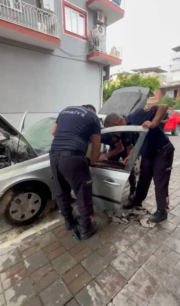 AYDIN'IN EFELER İLÇESİNDE PARK HALİNDEKİ OTOMOBİLDE ÇIKAN YANGIN PANİĞE NEDEN OLURKEN, ARAÇTA MADDİ HASAR MEYDANA GELDİ.