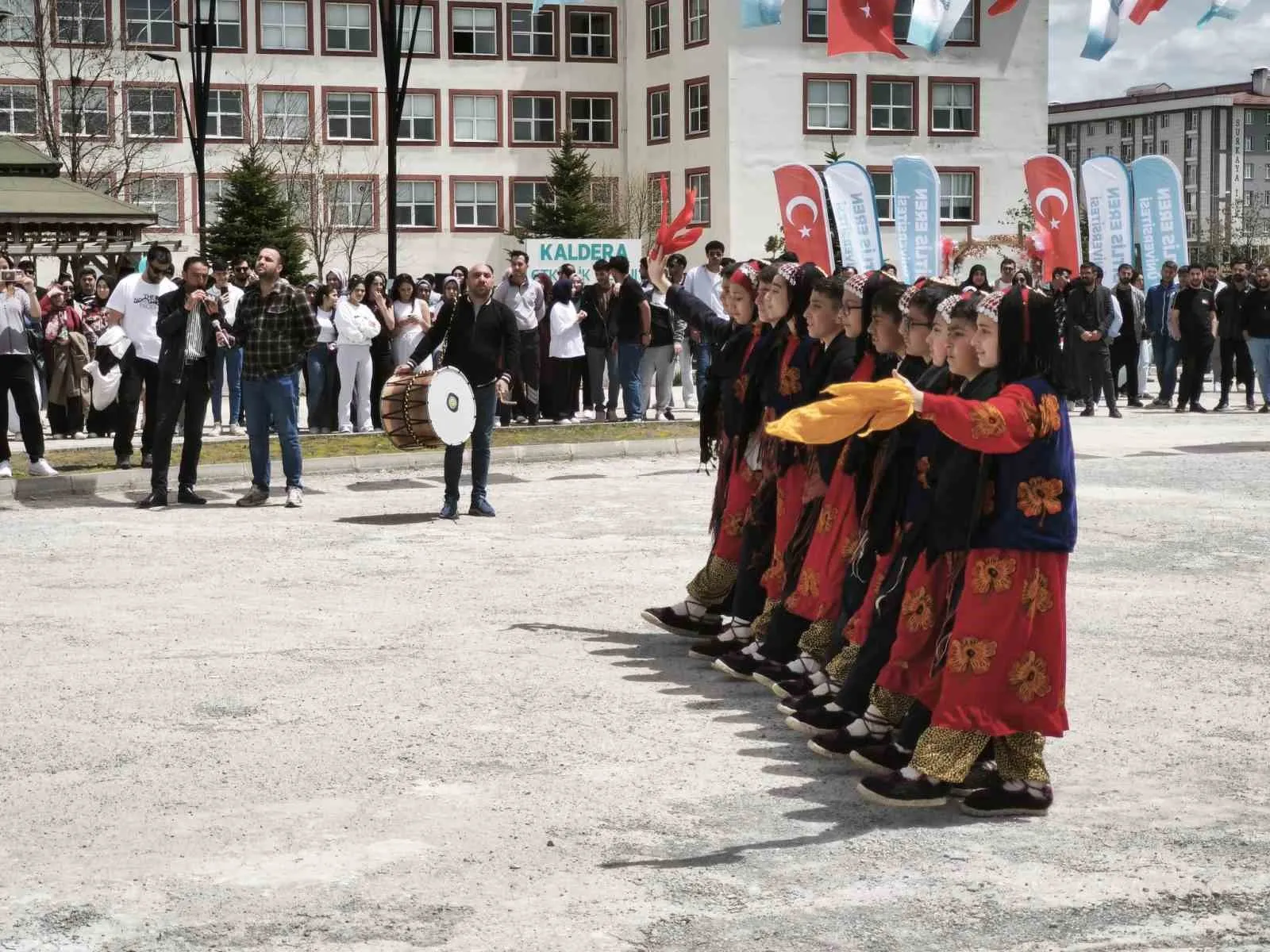 BİTLİS EREN ÜNİVERSİTESİ TARAFINDAN DÜZENLENEN SPOR VE KÜLTÜR ŞÖLENİ RENKLİ GÖRÜNTÜLERE SAHNE OLDU.