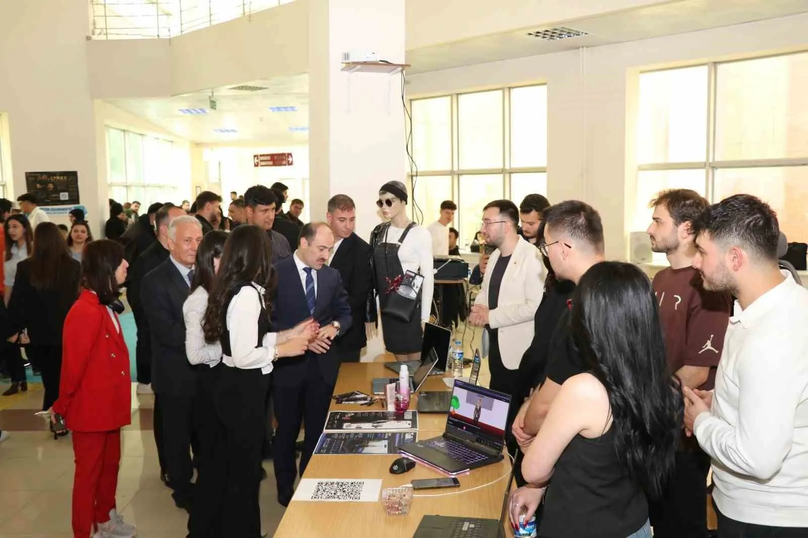 ATATÜRK ÜNİVERSİTESİ OLTU UYGULAMALI BİLİMLER FAKÜLTESİ "GELENEKSEL PROJE ZİRVESİ" YOĞUN İLE AÇILDI.