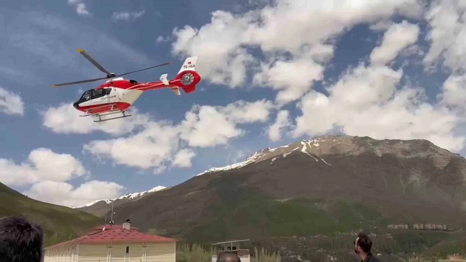 BAHÇESARAY İLÇESİNDE 78 YAŞINDAKİ HASTA HELİKOPTER AMBULANSLA VAN EĞİTİM VE ARAŞTIRMA HASTANESİNE SEVK EDİLDİ.