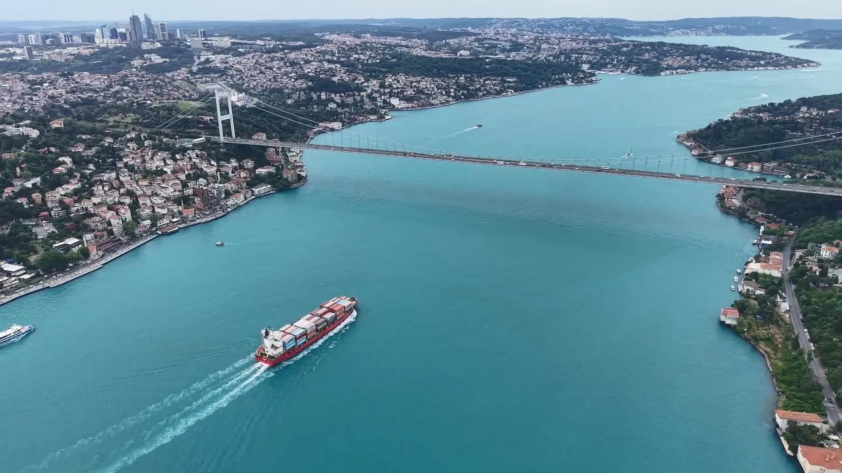 İstanbul Boğazı bugün alışılmadık turkuaz rengine büründü