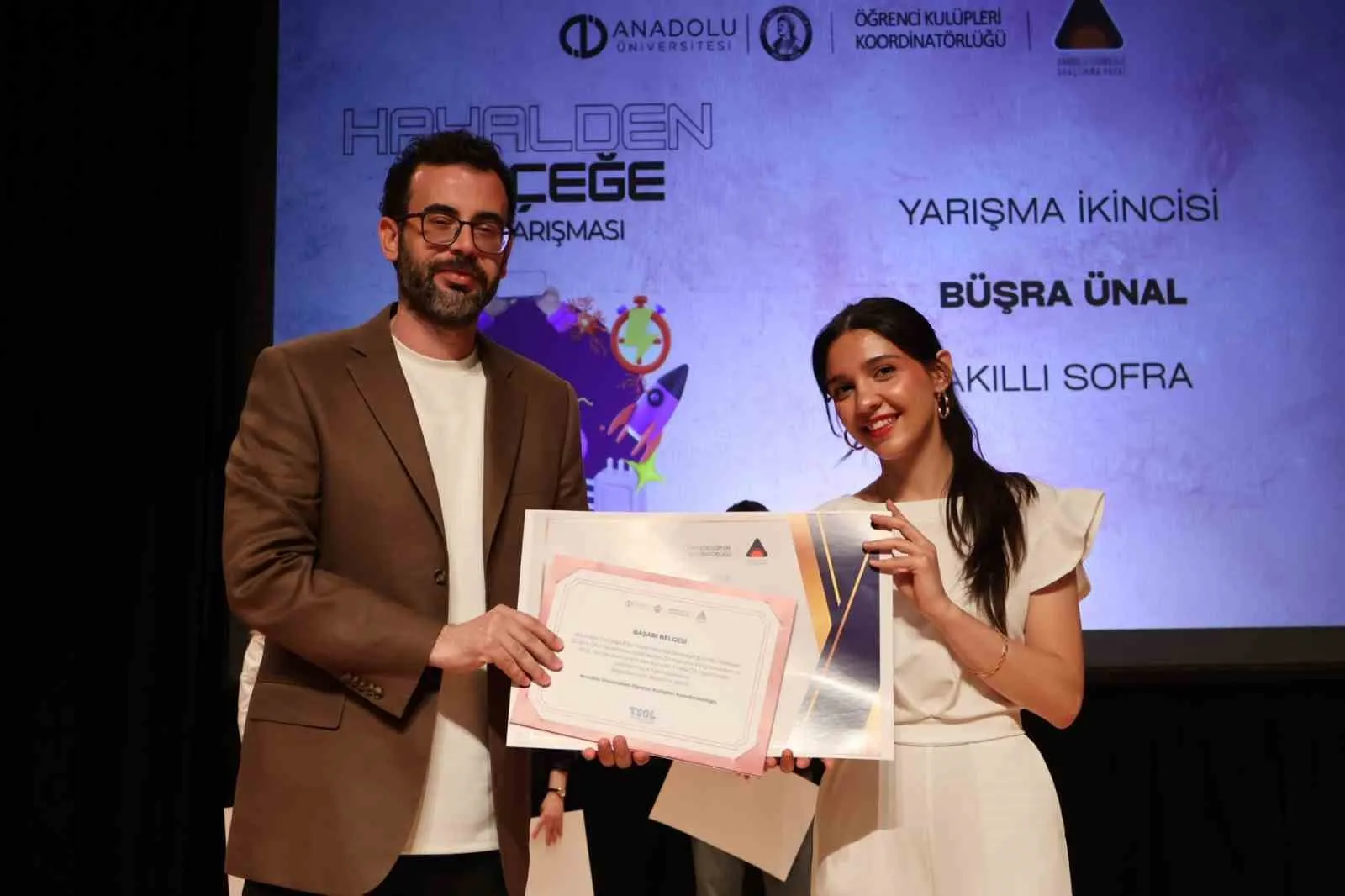 FİNAL PROGRAMINDA DERECEYE GİREN ÖĞRENCİLERE ÖDÜLLERİ TAKDİM EDİLİRKEN, YARIŞMADA İLK 5’E GİREN PROJELERE GİRİŞİMCİLİK VE KULUÇKA DESTEĞİ SAĞLANACAĞI BELİRTİLDİ.