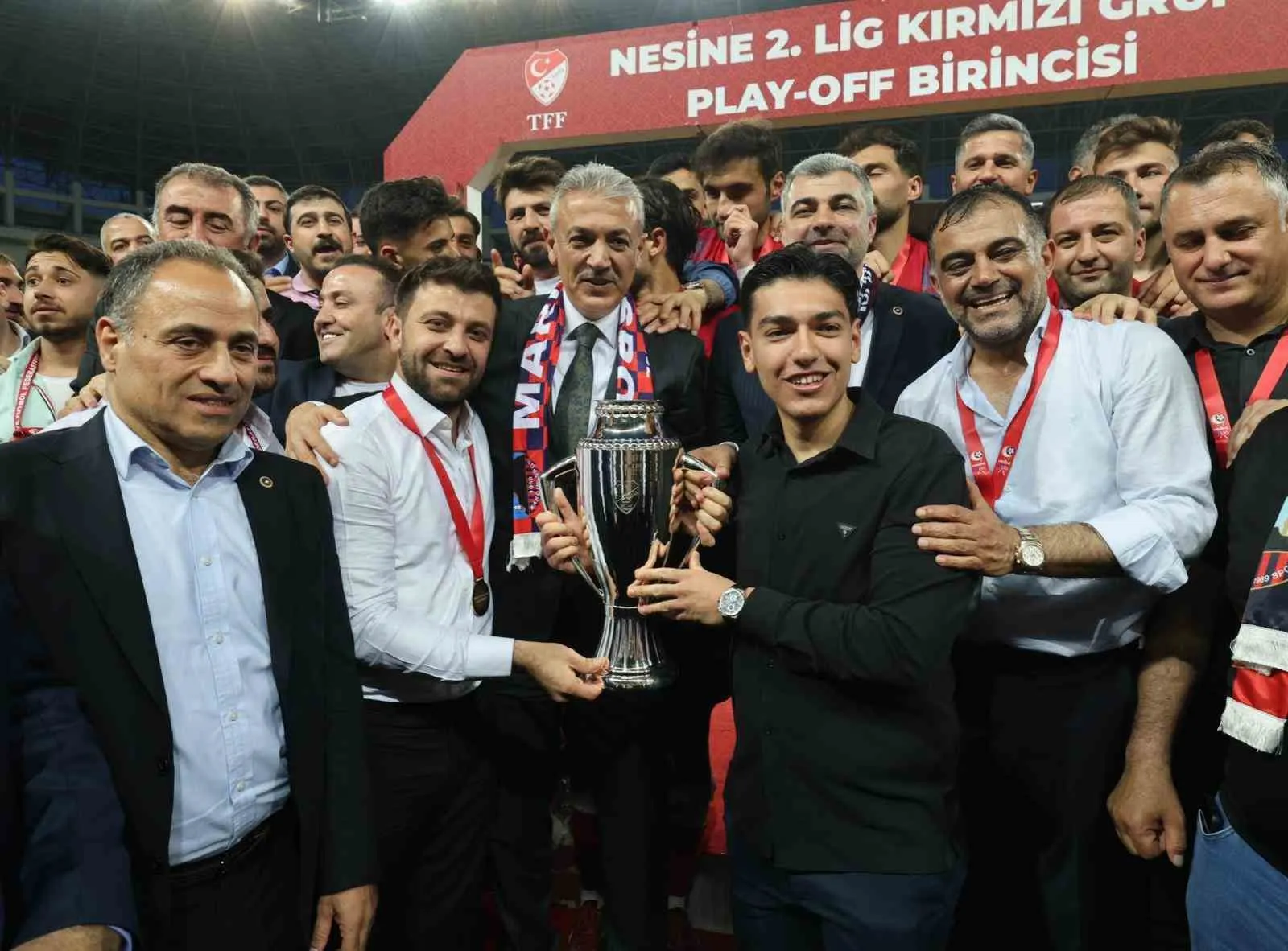 MARDİN 1969 SPOR KULÜBÜ RESMİ HESABINDAN "BABALAR SÖZÜNÜ TUTAR" BAŞLIĞIYLA YAPILAN PAYLAŞIMDA, ELAZIĞLI MARDİN VALİSİ TUNCAY AKKOYUN’A TEŞEKKÜR EDİLEREK SON İKİ YILDA YAŞANAN BÜYÜK HEYECAN VE TARİHİ BAŞARI SÜRECİ VİDEOLAR EŞLİĞİNDE PAYLAŞILDI.