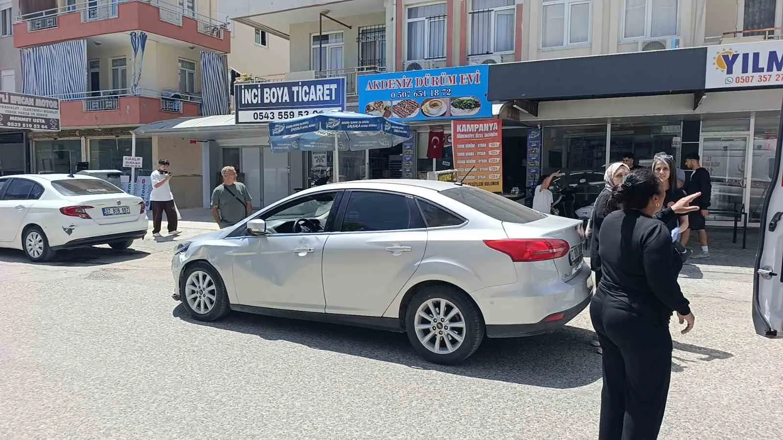ANTALYA'NIN MANAVGAT İLÇESİNDE KONTROLSÜZ KAVŞAKTA MEYDANA GELEN TRAFİK KAZASINDA OTOMOBİLE ÇARPAN MOTOSİKLETTEKİ 2 KİŞİ ÖLÜMDEN DÖNDÜ. SÜRÜCÜ VE YOLCUNUN SAVRULDU KAZA GÜVENLİK KAMERASINA YANSIRKEN KAZADA 4 KİŞİ YARALANDI