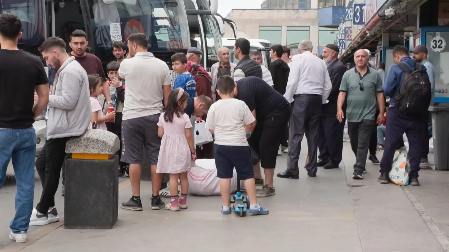 Bayram dönüşü otogarlarda trafik kabusu yaşanıyor