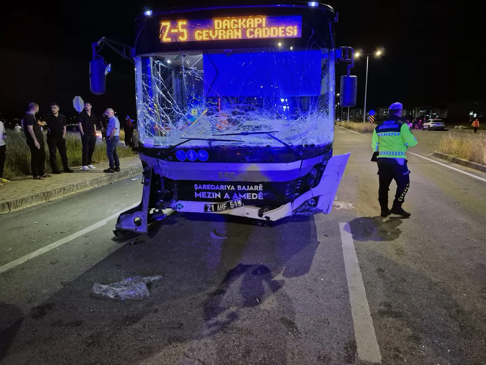 Diyarbakır'da feci kaza Belediye otobüsü otomobille çarpıştı