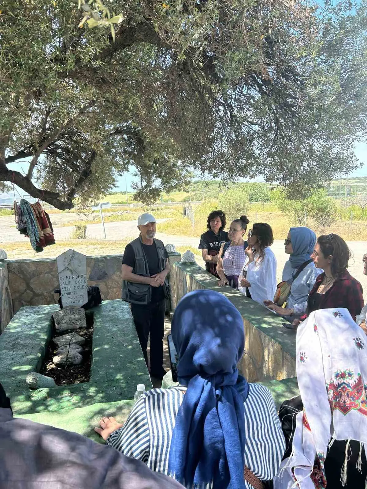 TÜRK VE İSLAM SANATLARI ANA BİLİM DALI’NDAN DOÇ. DR. HASAN UÇAR VE DR. ÖĞR. ÜYESİ ERTAN DAŞ’IN KATILIMIYLA DÜZENLENEN PROGRAM KAPSAMINDA ÖĞRENCİLER, ALİAĞA’NIN FARKLI MAHALLELERİNDE YER ALAN KÜLTÜREL MİRAS UNSURLARINI YERİNDE İNCELEME FIRSATI BULDU.