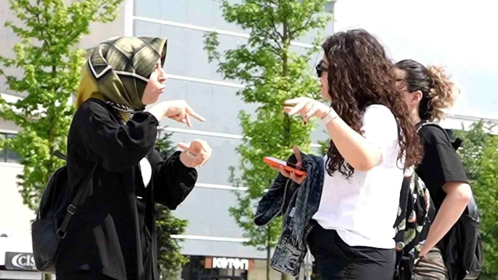 MİLLET BAHÇESİ VE ANITPARK MEYDANI’NDA GERÇEKLEŞTİRİLEN ETKİNLİKLERDE VATANDAŞLARIN ENGELLİ BİREYLERİN GÜNLÜK YAŞAMDA KARŞILAŞTIĞI ZORLUKLARI DAHA YAKINDAN HİSSETMELERİ AMAÇLANDI.