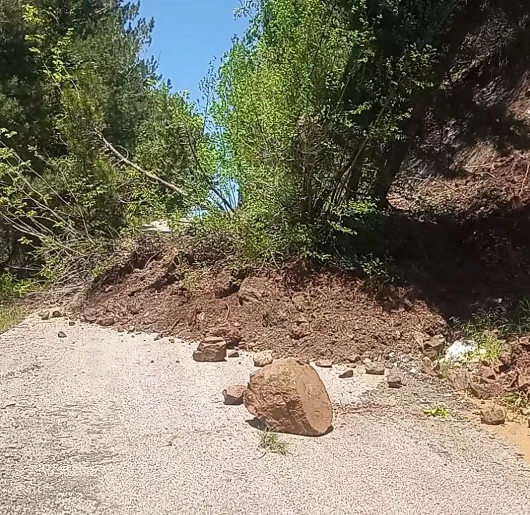 Osmaniye'de dağdan kopan kaya parçaları yolu kapattı