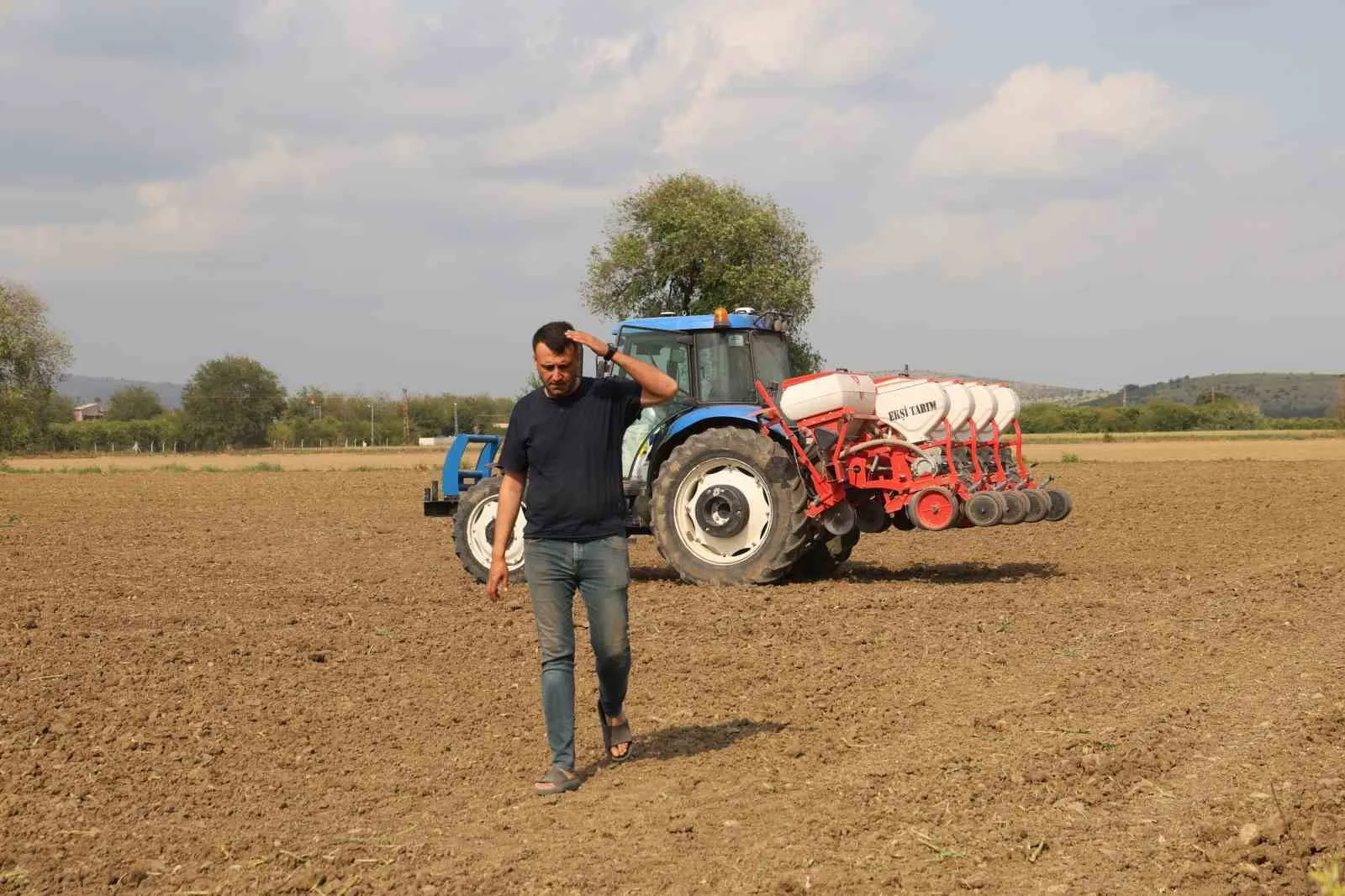 DOLU NEDENİYLE ZARAR GÖREN MISIR TARLALARINI SÖKMEYE BAŞLAYAN ÜRETİCİLER, SEZONU KURTARABİLMEK İÇİN ARAZİLERİNE AYÇİÇEĞİ EKMEYE BAŞLADI.