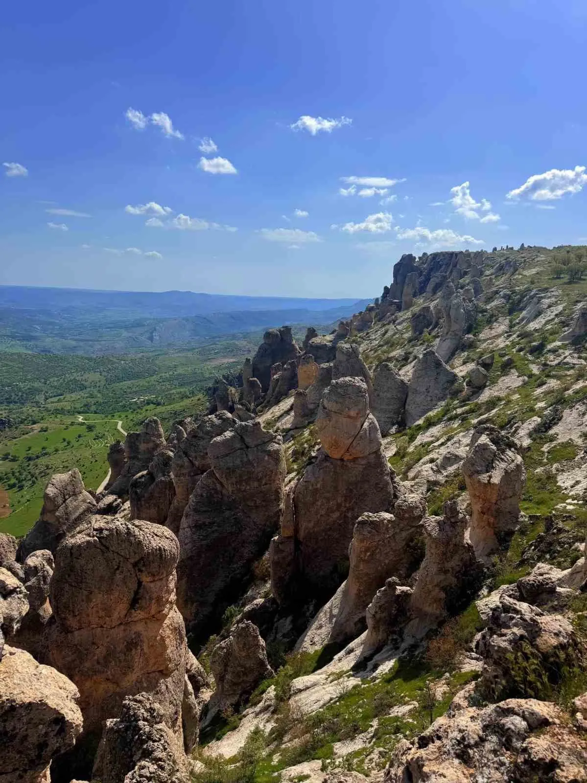DOĞA VE TARİHİ GÜZELLİKLERİ İLE İSMİNDEN SÖZ ETTİREN DİYARBAKIR’IN ÇERMİK İLÇESİ, TURİST AĞIRLAMAYA DEVAM EDİYOR.