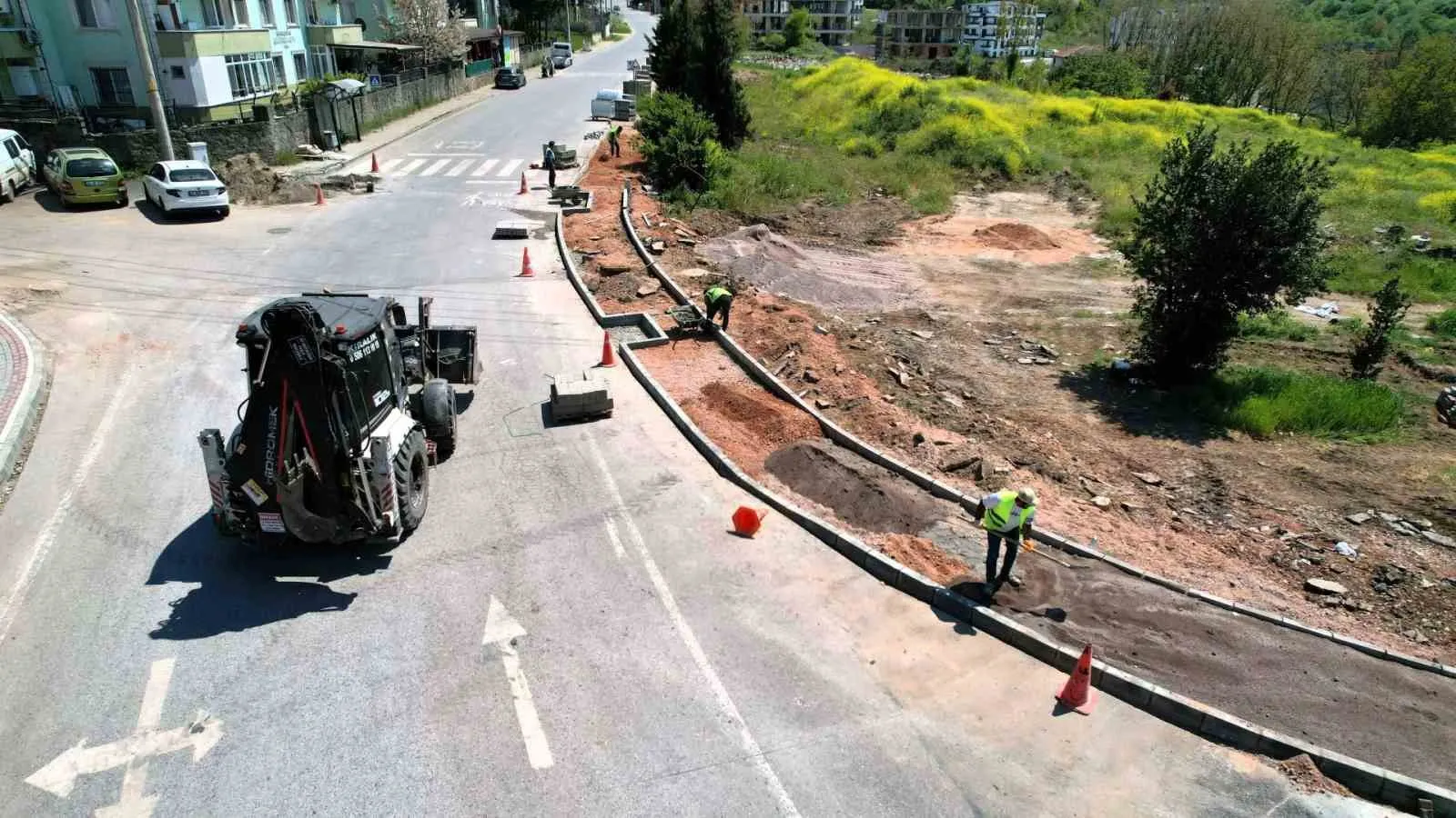 BAŞİSKELE İLÇESİNDE TRAFİK AKIŞINI DAHA DÜZENLİ VE GÜVENLİ HALE GETİRMEK AMACIYLA BAŞLATILAN KAVŞAK DÜZENLEME ÇALIŞMALARI DEVAM EDİYOR.